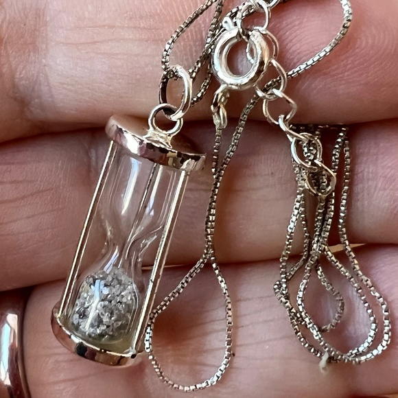 VINTAGE HOURGLASS SAND CLOCK PENDANT CHAIN NECKLACE SILVERTONE METAL VERY UNIQUE - Picture 14 of 16